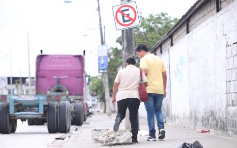 El material de construcción queda sobre las veredas y dificulta el paso.