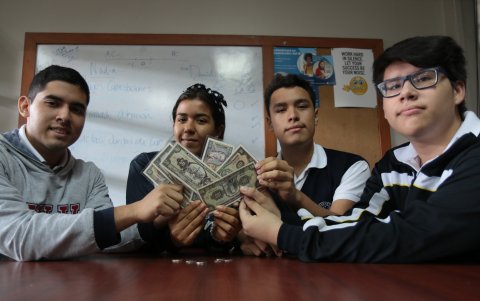 Cuatro estudiantes del Liceo Panamericano discuten la dolarización.