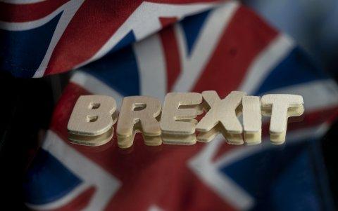 Banderas del Reino Unido y la Unión Europea junto a la palabra