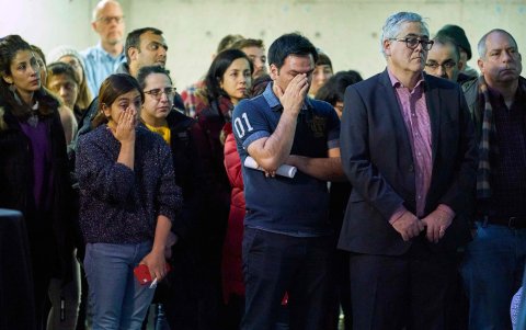 ONTARIO. Miembros de la comunidad de educativa de la Universidad de Ontario Occidental, lloran por la muerte de varios de sus miembros.