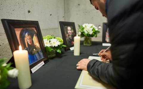 ONTARIO. Las fotografías de algunas de las víctimas del accidente del jueves son exhibidas en el homenaje fúnebre en la Universidad de Ontario Occidental.