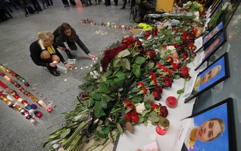 KIEV. Un altar se levanta en un área del aeropuerto internacional de la capital ucraniana.