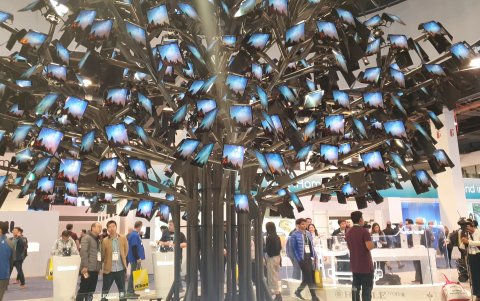 Los teléfonos flexibles de Royole destacaron en el CES en un atractivo booth.