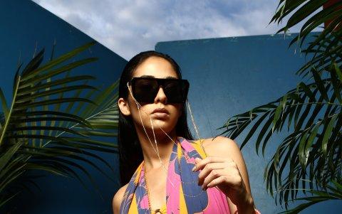 Cadenas para gafas y bolso de rafia.