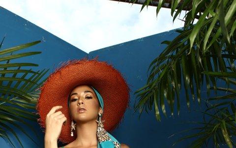 Sombrero de paja toquilla, pañuelo y bolso.