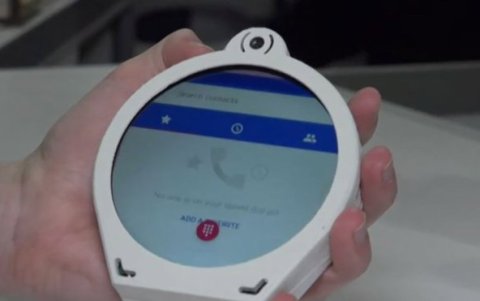 Es el primer smartphone redondo y además trae doble entrada jack auricular.