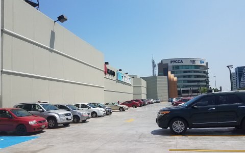 El centro comercial suma espacios de estacionamiento en dos plantas del ala oeste.