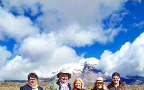 'Familia que reza unida, permanece unida', es el lema de Estefanía, quien aparece junto a los Borja Ponce.