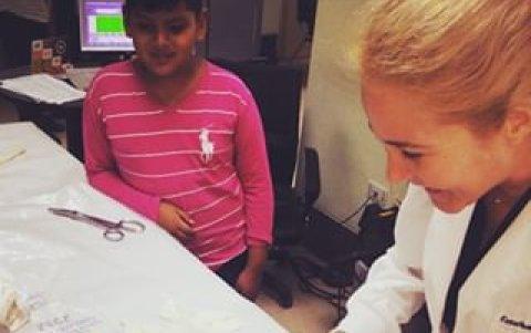 Gianelda hoy puede caminar gracias a la ayuda de su madrina.