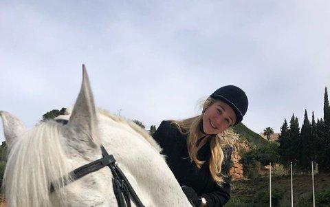 Practica equitación desde los ocho años.