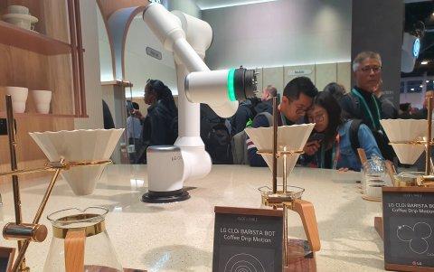 El LG CLOi Bot es capaz de hacer café, hasta preparar la mejor taza de café.