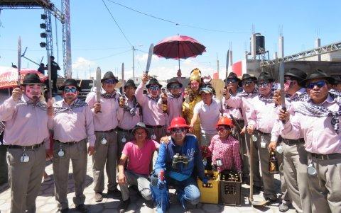 Los personajes se reúnen para entregar al prioste la Tomina (agradecimiento).