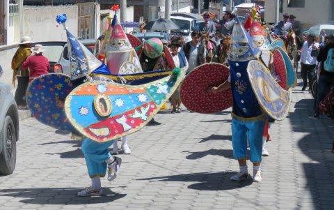 2. Folclor. Los danzantes vestidos de curiquinguis, ave sagrada de los Puruhaes, realizan su peculiar danza.