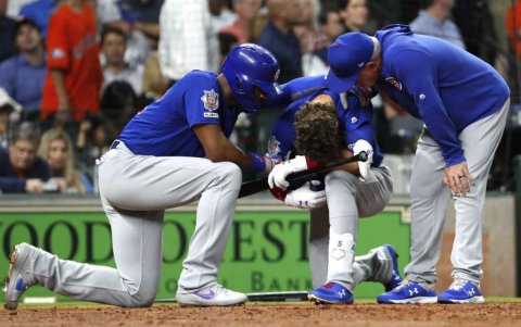Albert Almora Jr., de los Cubs de Chicago, se lamenta desconsoladamente luego de batear la pelota que impactó a la niña.