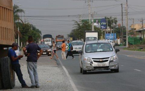 La espera por cruzar se puede extender hasta por más de media hora.