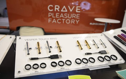 Vibradores que funcionan como joyas en el stand de Crave.