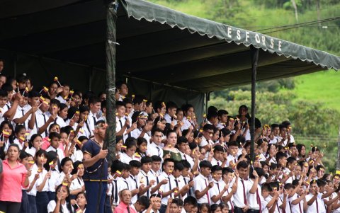Niños de la escuela Vencedores del Cenepa en la ceremonia.
