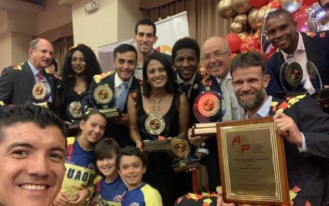 La Locomotora del Carchi junto a los deportistas galardonados por la APDP.