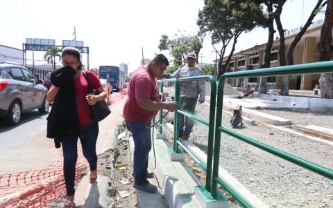 Los pasamanos darán seguridad a quienes utilicen la ciclovía.