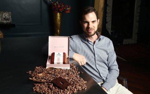 James posa junto a una de las barras de To'ak