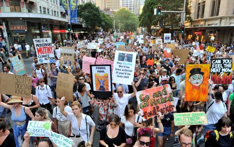 Miles de manifestantes se concentraron ayer en las principales ciudades de Australia para exigir acciones contra el cambio climático y la “inacción del gobierno” ante los incendios forestales.