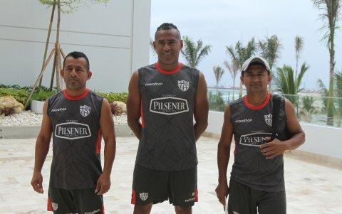 Hernán Lucas, José Soriano y Francisco Zapata son los tres utileros que trabajan en Manta con los jugadores de Barcelona.