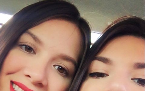 Cuando se comunica con su hermana resulta que a ella le ha pasado algo.