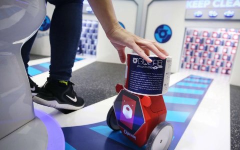 Este robot de la compañía Charmin, se puede controlar desde el smartphone y acerca un rollo al usuario cuando este se lo pide.