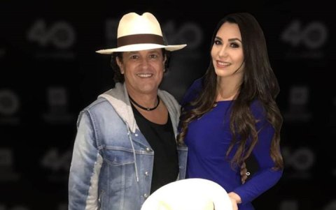 La Vivi le regaló uno de sus sombreros a Carlos Vives.