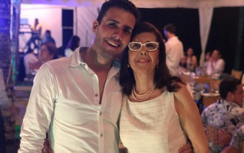 Junto a su mamá, Marisol Villacís, quien le enseñó desde niño el valor de la disciplina y el trabajo.