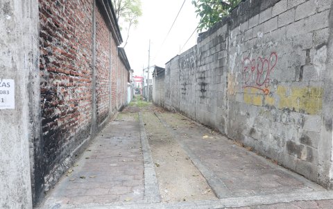 Callejones y peatonales angostas desolados.