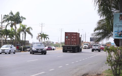 Peatones con riesgos al cruzar la calle y preocupados por robos.



Nota: Vanessa López

Foto: Valentina Encalada





ENERO 10 Guayaquil-Ecuador

Agencia (ag-expreso)