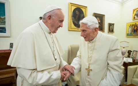 El papa Francisco junto a su predecesor, Benedicto XVI (D), en diciembre del 2018, en el Vaticano.