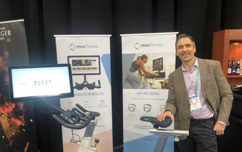 Se trata de una bicicleta estacionaria con una pantalla integrada que cuida de tu salud.