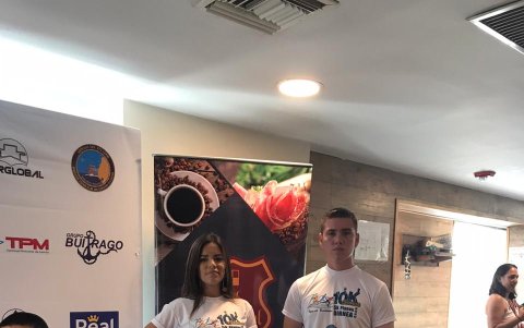 Cadetes lucen la camiseta de la carrera 10K.