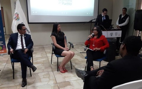 Reunión. Hoy en las instalaciones de la Defensoría del Pueblo en Guayaquil, Carrión (izquierda) recibió a los afectados.