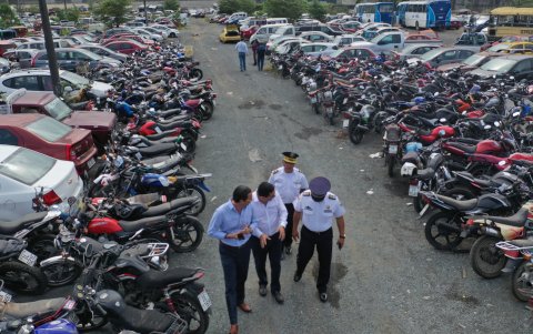 Las autoridades caminan en medio de miles de automotores y motos que permanecen en el centro de retención.