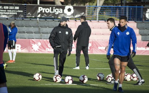 Rescalvo aprovecha la tranquilidad en España para unir más al grupo.