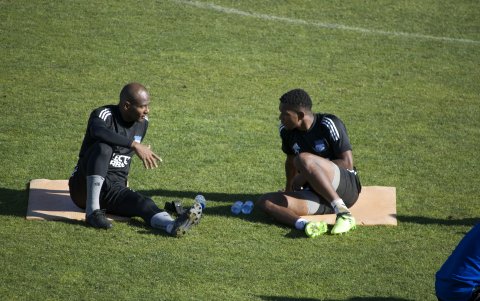 Oscar Bagüí (i) y Romario Caicedo (d) durante la práctica de ayer, a las órdenes de Ismael Rescalvo.