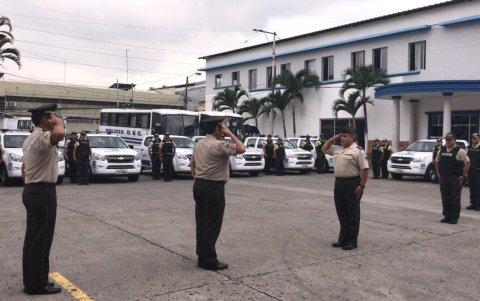 Hecho. Los miembros de la Policía minutos antes de iniciar el recorrido, esta mañana.