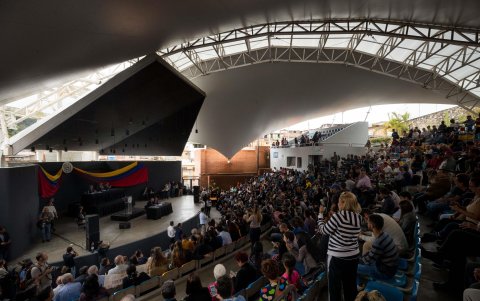 CARACAS. Diputados de la mayoría opositora del Parlamento de Venezuela sesionaron este miércoles en un anfiteatro en las afueras de esta capital.