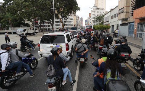 CARACAS. Un gran movimiento de civiles armados se observó en los alrededores de la sede del Parlamento. Se mezclaron entre los periodistas.