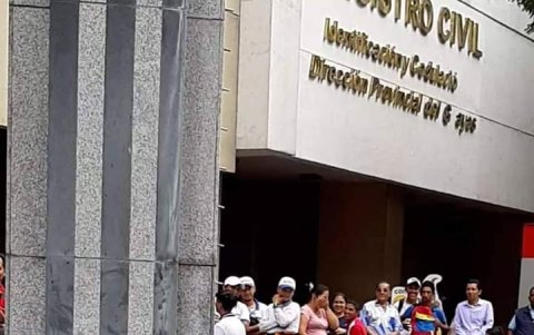 La mujer que se bañó en la pileta pública de las calles las calles 9 de octubre y Pedro Carbo, en diciembre pasado.