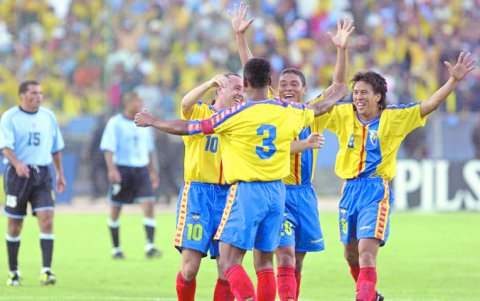 Alex Aguinaga (10) Ivan Hurtado (3) Edwin Tenorio (C) y Luis Gomez (8) celebran el 07 noviembre de 2001 la clasificación al Mundial Japón Corea 2002.