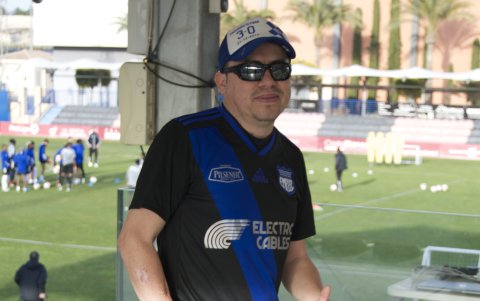 Ángel Carriel perdió la pierna derecha en un accidente y se colocó una prótesis que ahora tiene el escudo de Emelec.