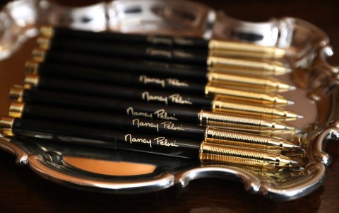 Los bolígrafos usados para firmar el documento con los cargos contra Trump llevan impreso el nombre de la presidenta de la Cámara de Representante.