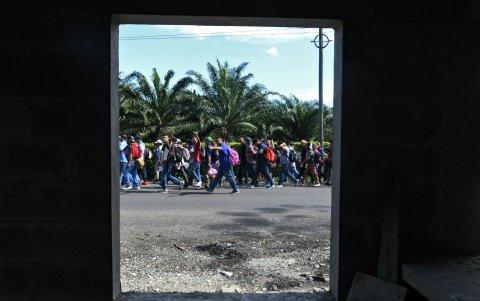 PUERTO BARRIOS. Los peregrinos hondureños cruzan por poblado del departamento de Izabal, en Guatemala.