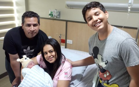 Mauricio con Rosita, Matías y el recién nacido.