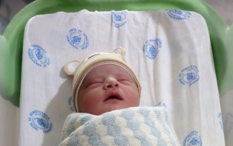 El niño pesó más de 8 libras y midió 51 centímetros.