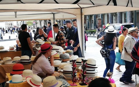 Comercio. Los turistas se prueban las prendas y terminan comprando para llevarse un recuerdo.